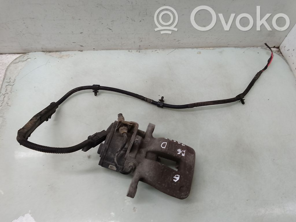 Volkswagen PASSAT B6 Tylny zacisk hamulcowy 