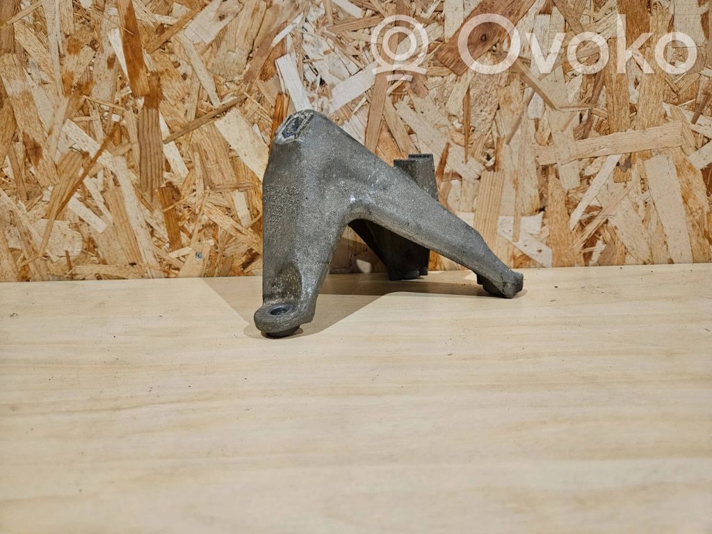 Audi A8 S8 D3 4E Engine mounting bracket 