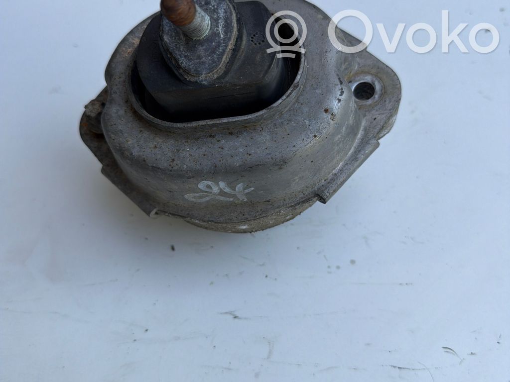 Engine mount bracket   6758444,97102004,07102004