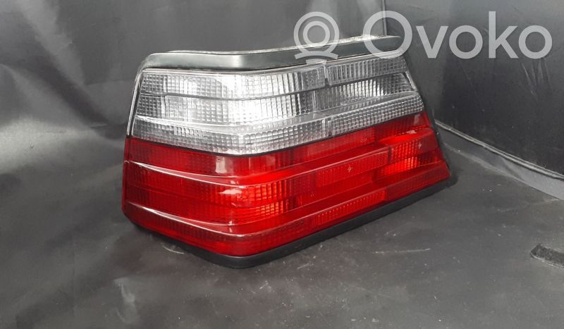 Mercedes-Benz E W124 Aizmugurējais lukturis pārsegā 