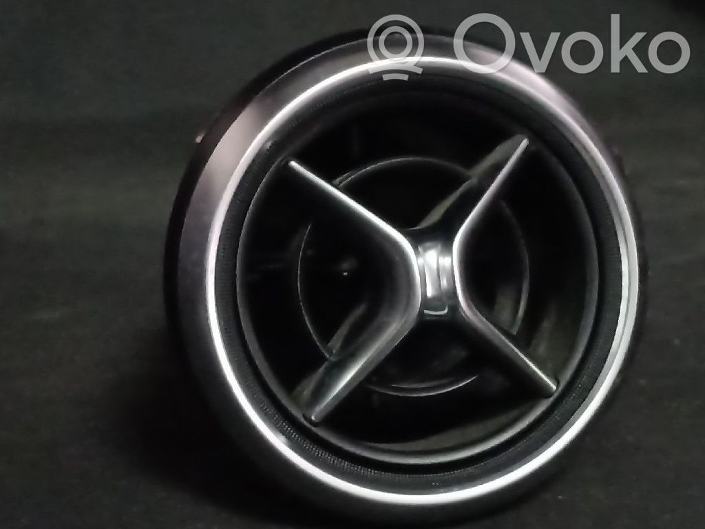 Mercedes-Benz A W176 Dysze / Kratki środkowego nawiewu deski rozdzielczej 