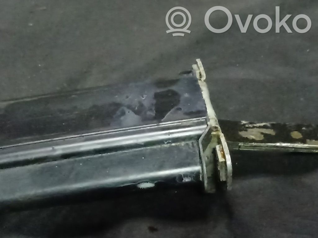Mercedes-Benz E W124 Takaoven pidätin 
