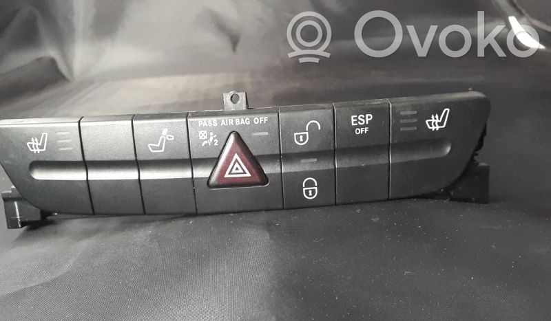 Mercedes-Benz E W211 Botón interruptor de luz de peligro 