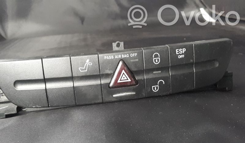 Mercedes-Benz E W211 Botón interruptor de luz de peligro 