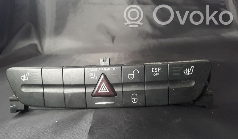 Mercedes-Benz E W211 Przycisk świateł awaryjnych 