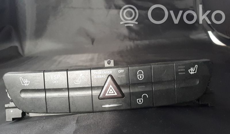 Mercedes-Benz E W211 Hätävilkkujen kytkin 
