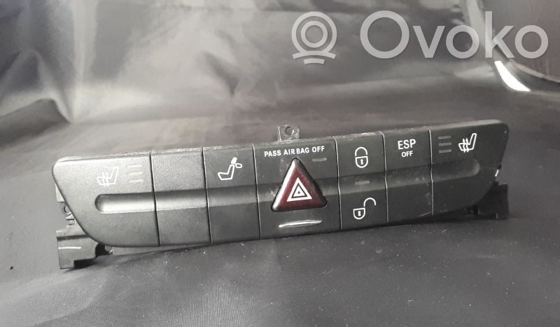Mercedes-Benz E W211 Hätävilkkujen kytkin 