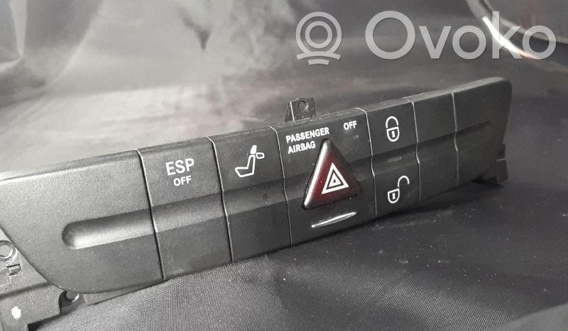 Mercedes-Benz E W211 Botón interruptor de luz de peligro 
