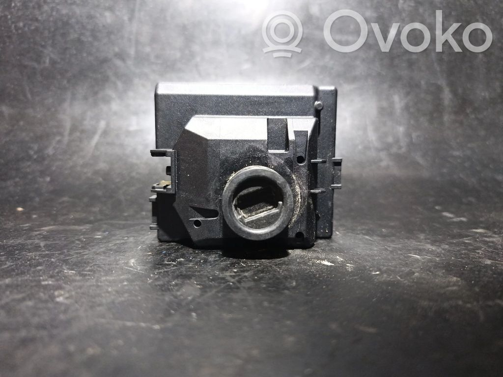Mercedes-Benz C W205 Buton pornire/oprire motor 