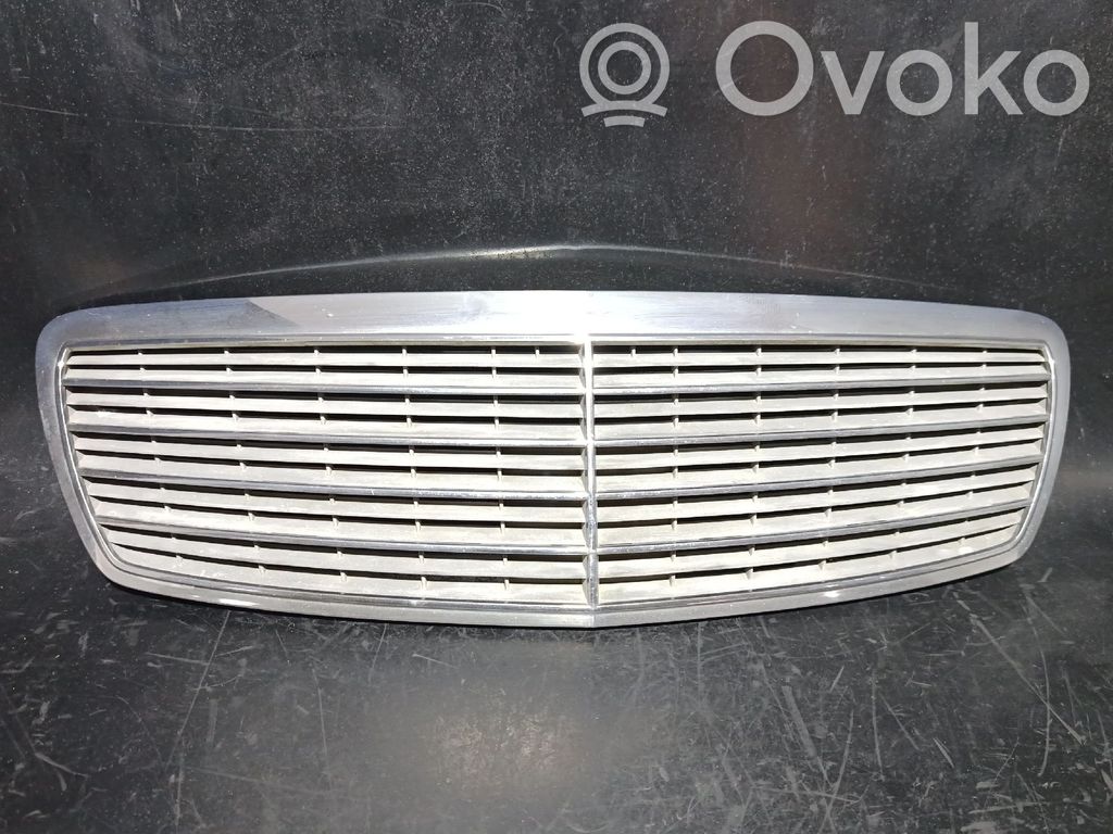 Mercedes-Benz E W211 Etusäleikkö 