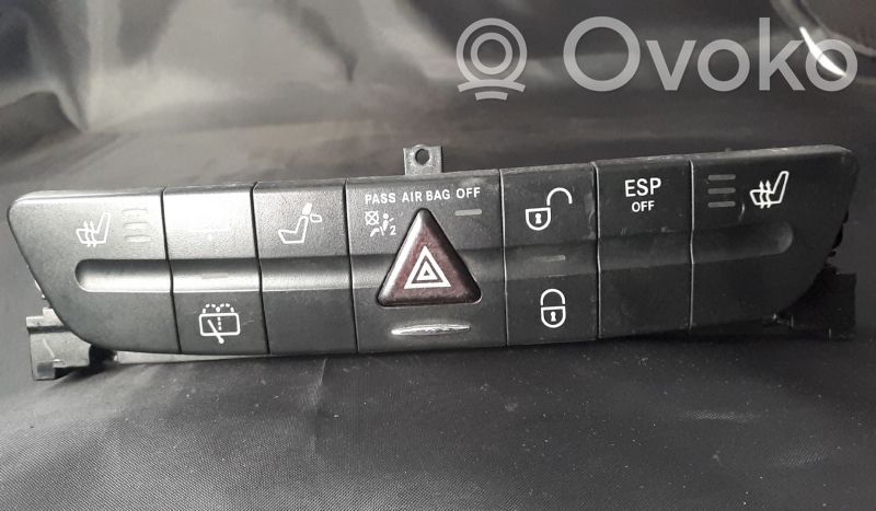 Mercedes-Benz E W211 Botón interruptor de luz de peligro 