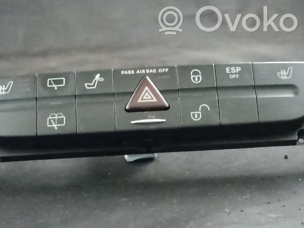 Mercedes-Benz E W211 Botón interruptor de luz de peligro 
