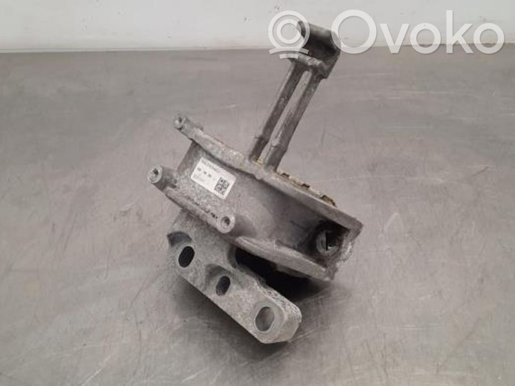 Volkswagen PASSAT B8 Engine mount bracket 