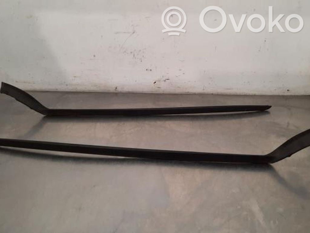 Windshield trim   31448940,31448939,31448939