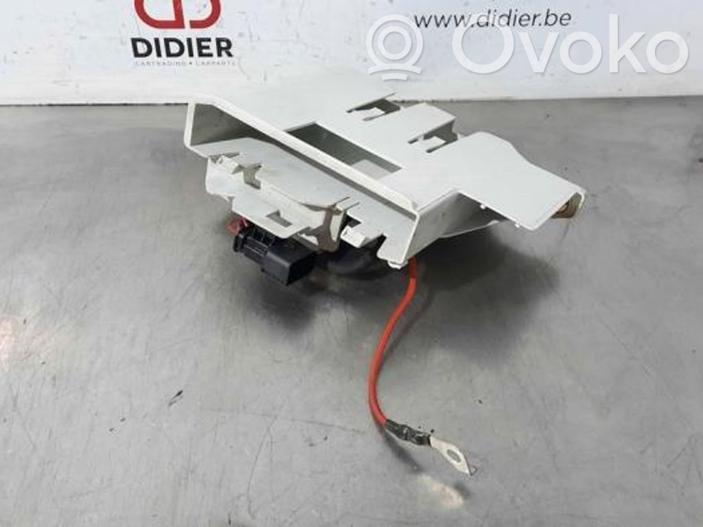 BMW 2 F46 Podstawa / Obudowa akumulatora 