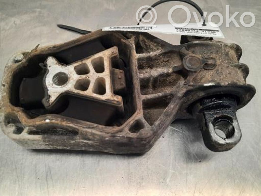 Mercedes-Benz A W176 Łapa / Mocowanie skrzyni biegów 