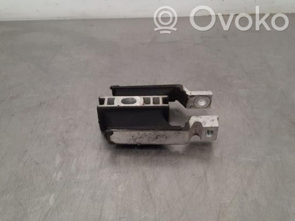 Volvo S90, V90 Engine mount bracket 