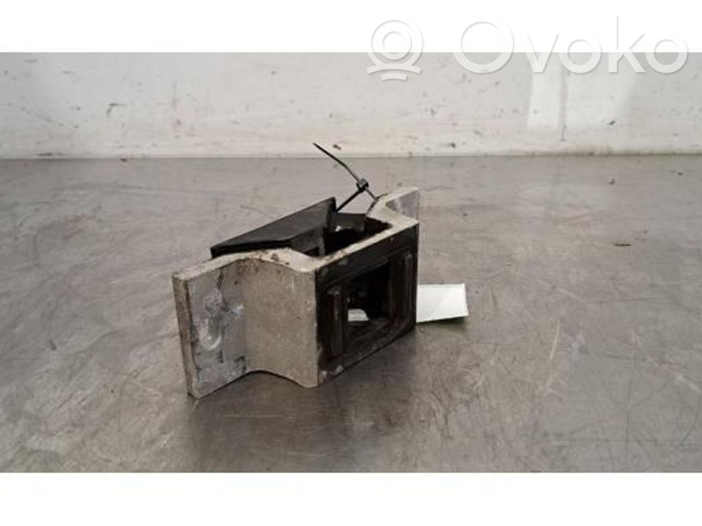 Moottorin kiinnikekorvake   8200676857,8200676857