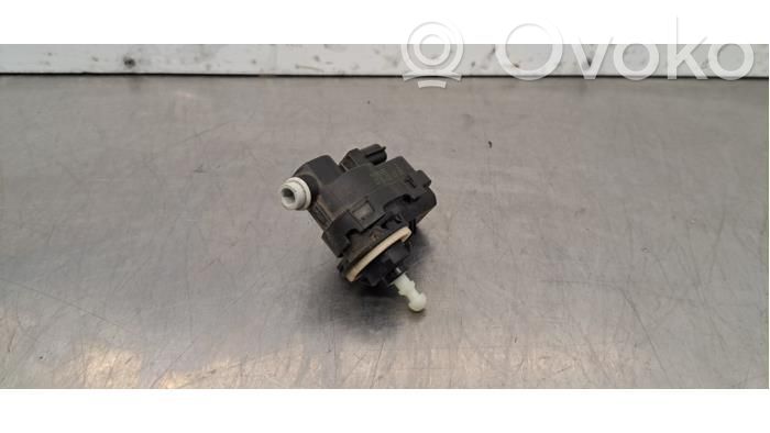 Peugeot 208 II Motor de la tapa sellante del depósito de combustible 