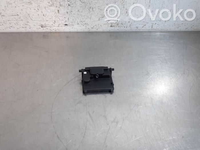 Windshield/windscreen camera   JM2T19H406BC