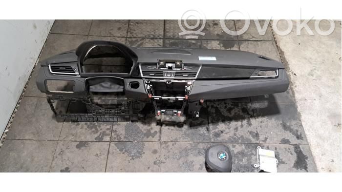 BMW 2 F46 Zestaw poduszek powietrznych z panelem 