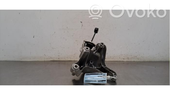 Audi A4 S4 B9 8W Engine mount bracket 