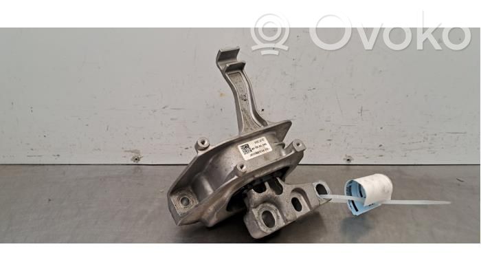 Engine mount bracket   5WA199262AM