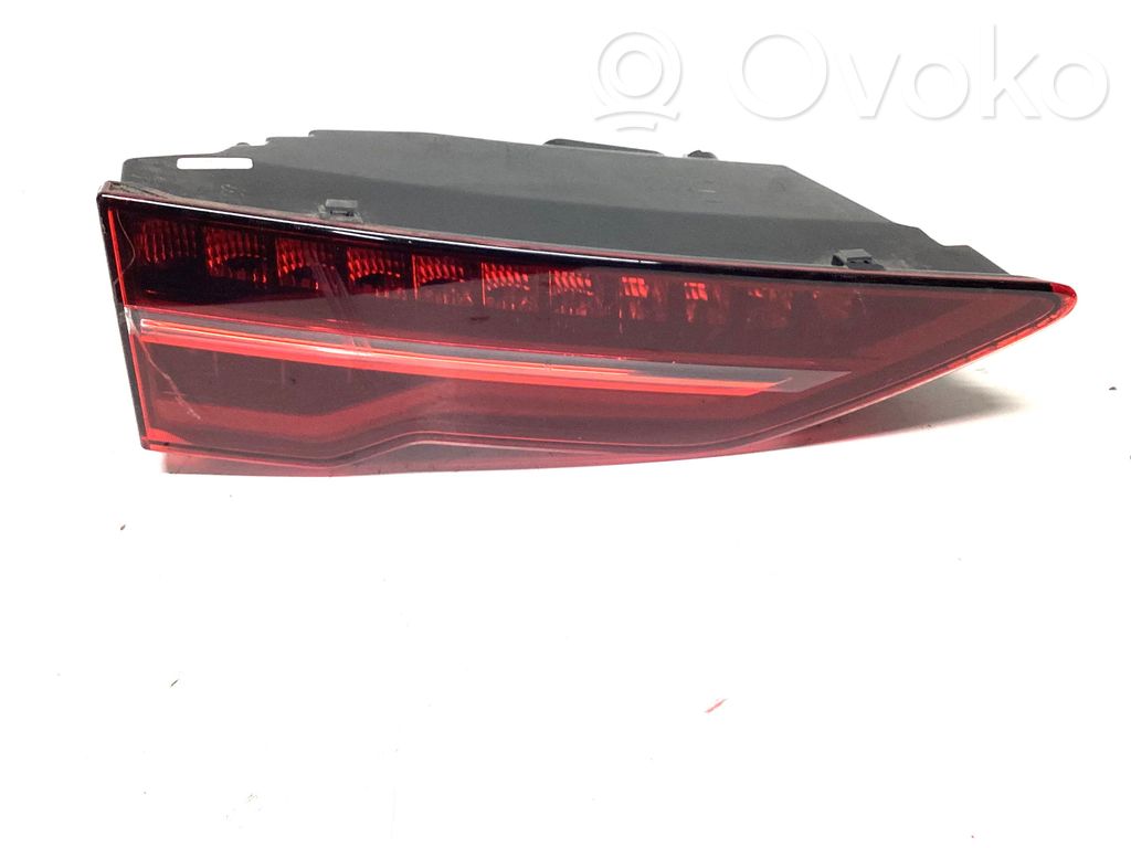 Lampy tylnej klapy bagażnika   J9D313A421CB