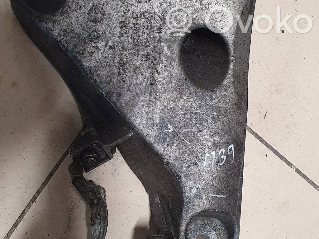 Engine mounting bracket   6790021