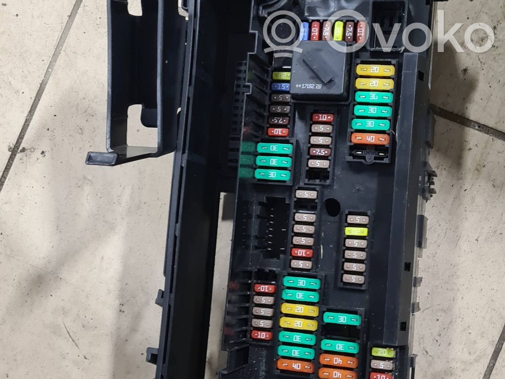 BMW 6 F12 F13 Ramka / Moduł bezpieczników 