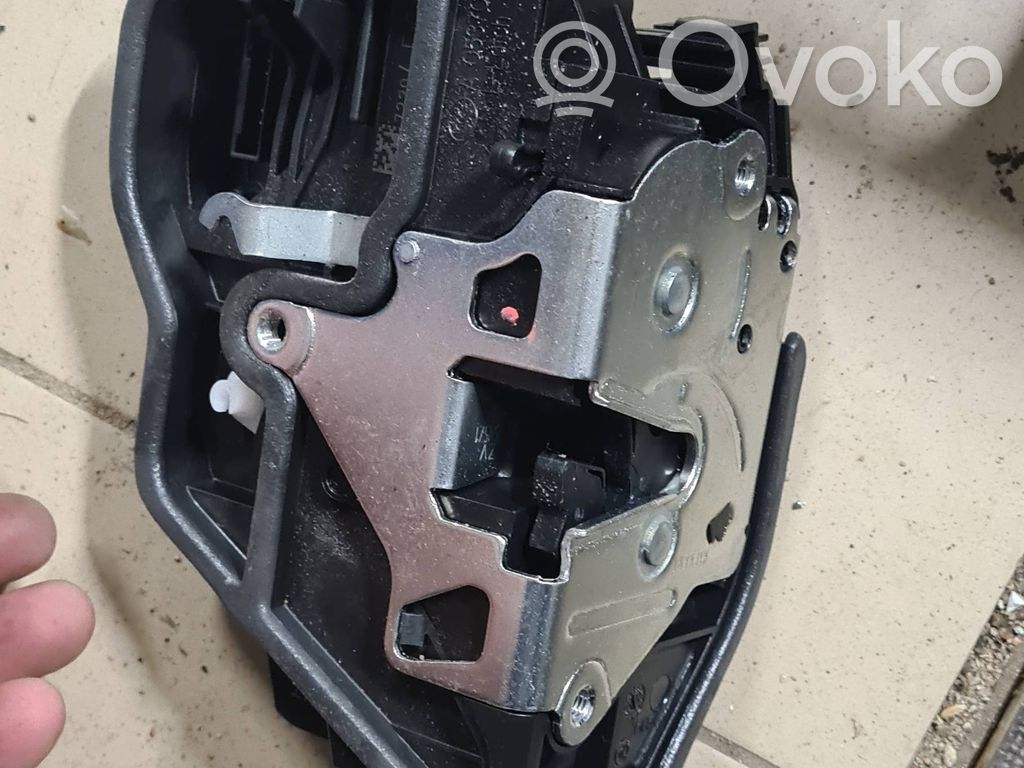 Rear door lock   7229459,850702