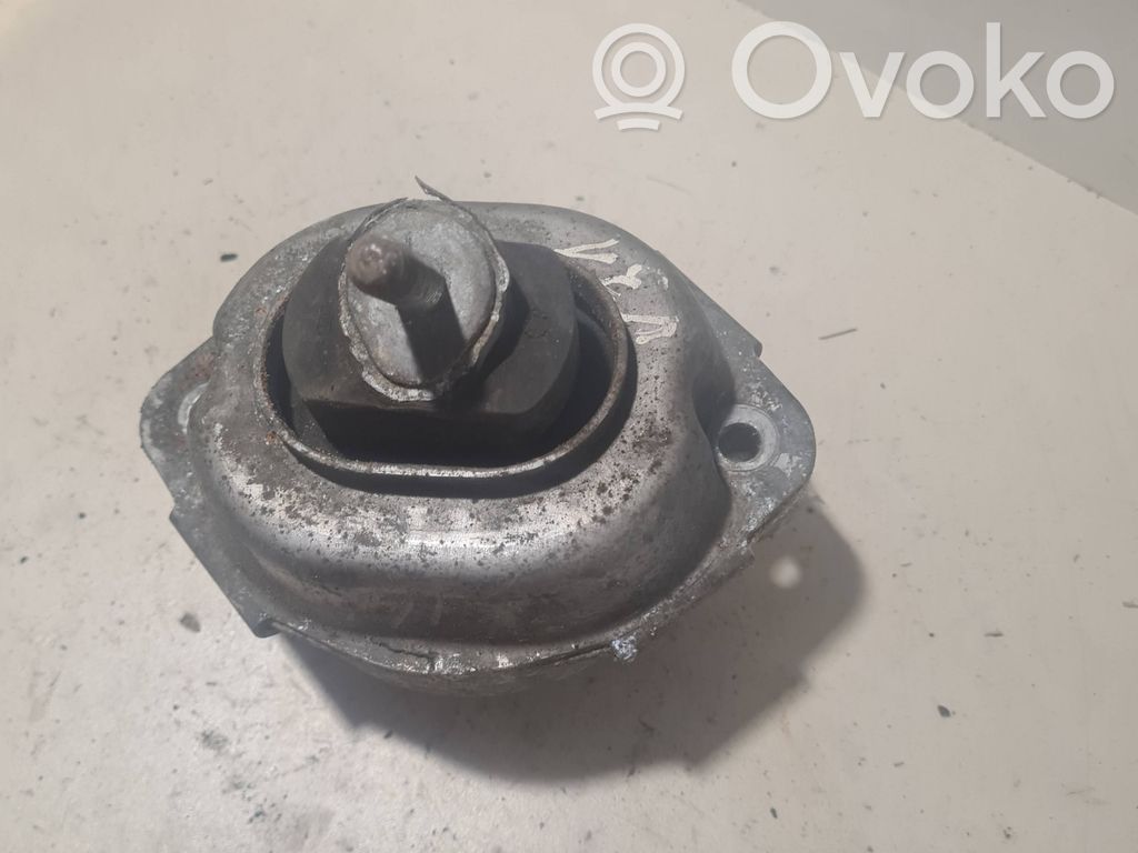 Engine mount bracket   6758444,29102004