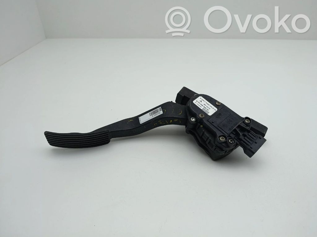 Accelerator throttle pedal   A4543000304,6PV00886600