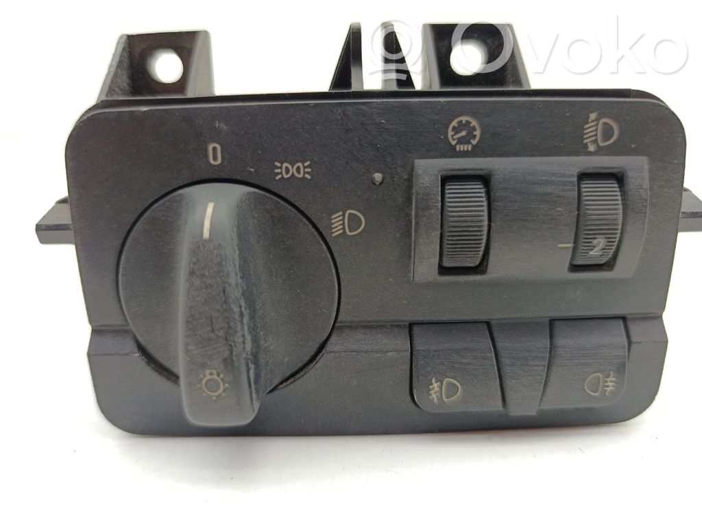 Light switch   6919829