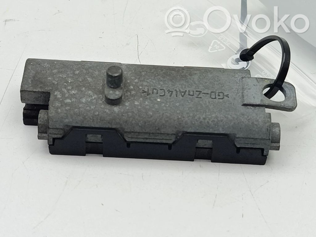 Pystyantennivahvistin   8P3035225B