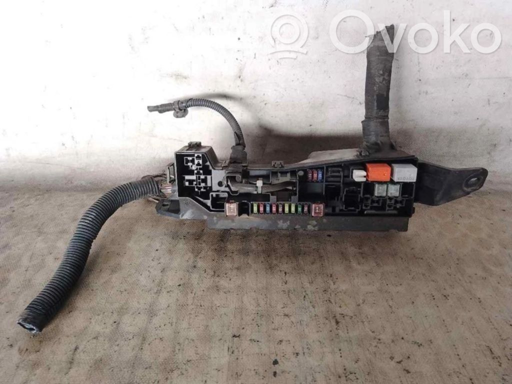 Toyota Corolla Verso AR10 Ramka / Moduł bezpieczników 