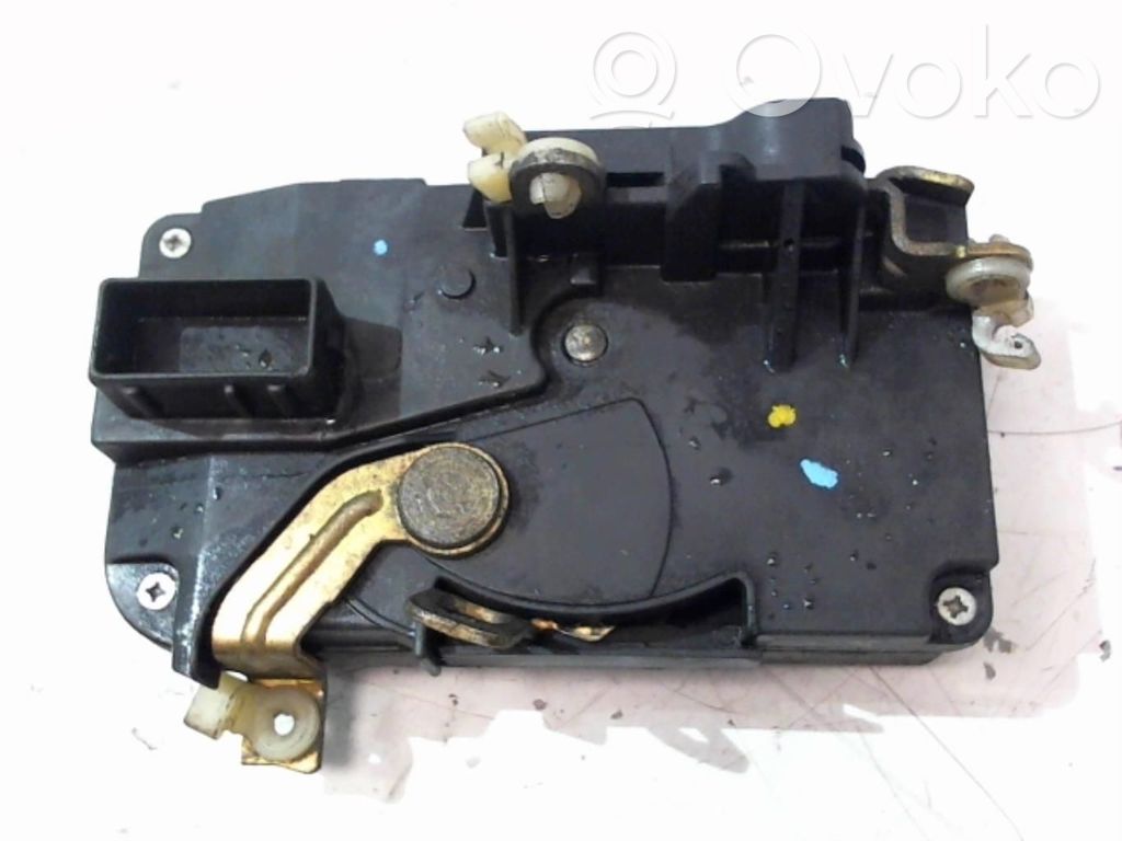Peugeot 306 Priekšpusē slēdzene 