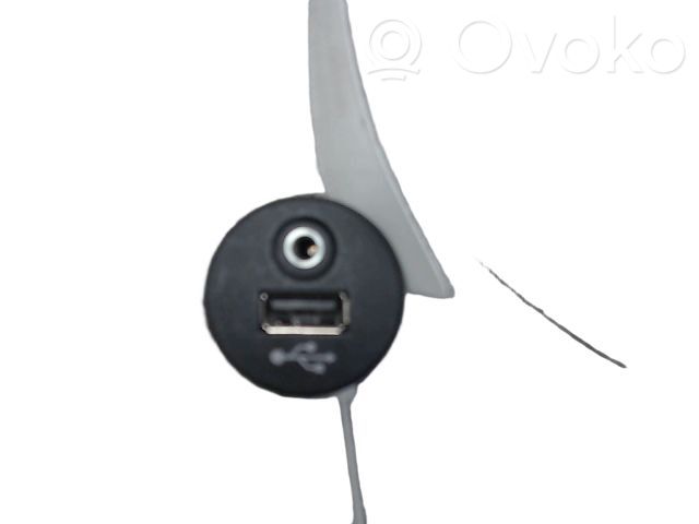 Nissan Juke I F15 Priză USB 