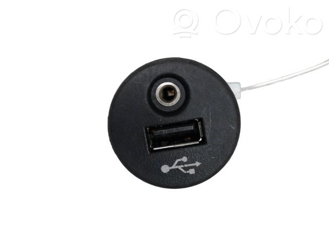 Nissan Juke I F15 Priză USB 