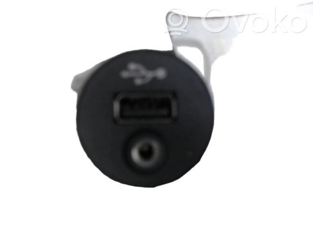 Nissan Juke I F15 Priză USB 