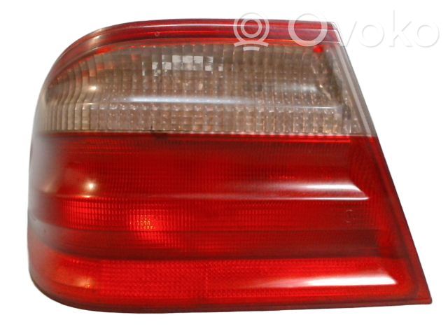 Mercedes-Benz E W210 Galinis žibintas kėbule 