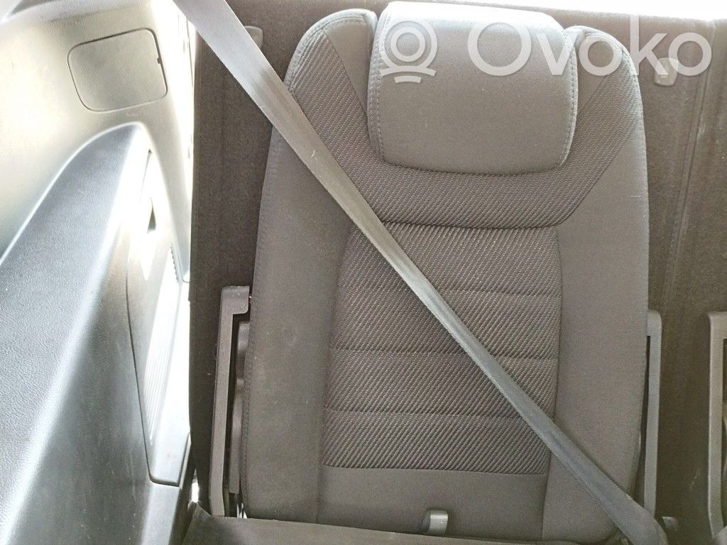 Kolmannen istuinrivin turvavyö