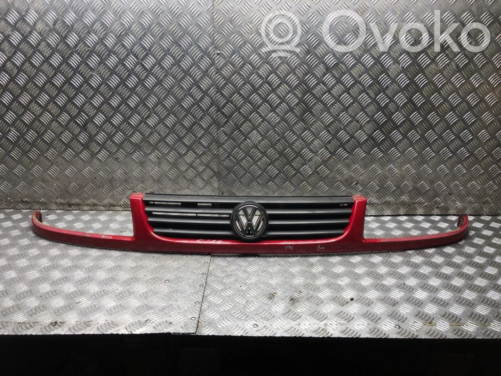 Volkswagen PASSAT B4 Etupuskurin ylempi jäähdytinsäleikkö 