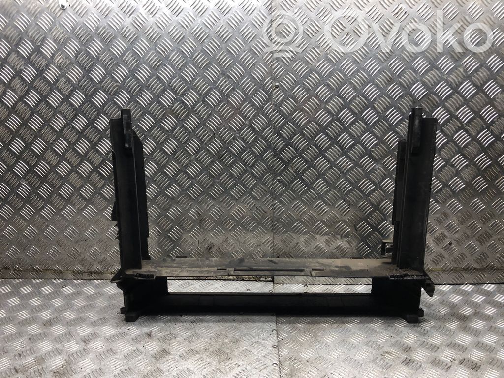 BMW 5 E60 E61 Apatinė dalis radiatorių panelės (televizoriaus) 