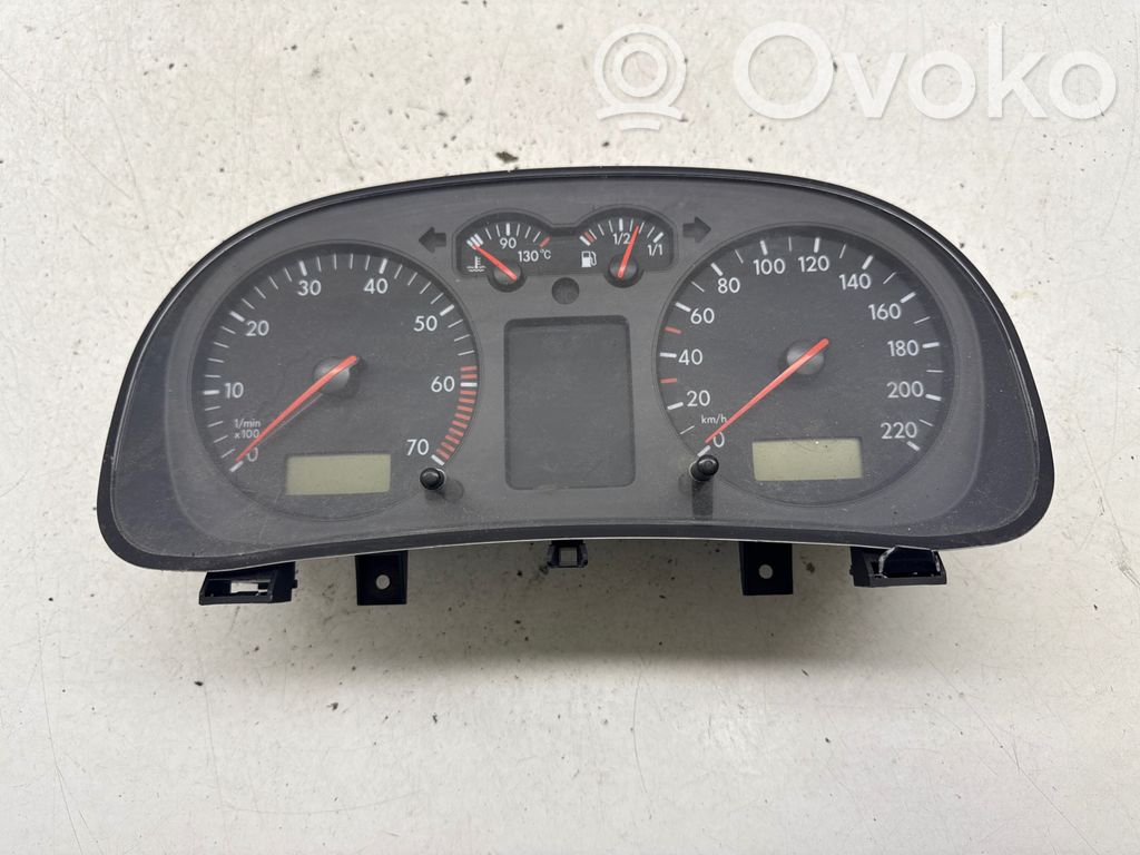 Volkswagen Golf IV Geschwindigkeitsmesser Cockpit 