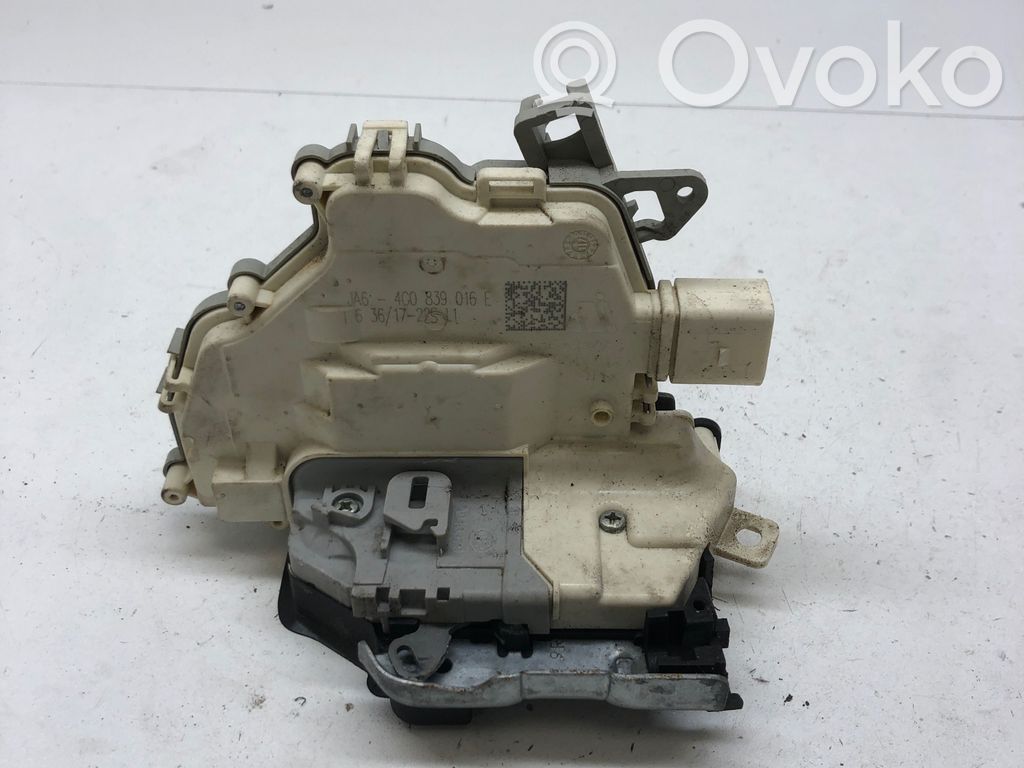 Audi A3 S3 8V Zamek drzwi tylnych 