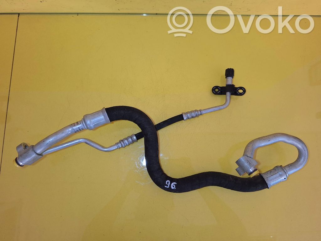 BMW 1 E81 E87 Ilmastointilaitteen putki (A/C) 
