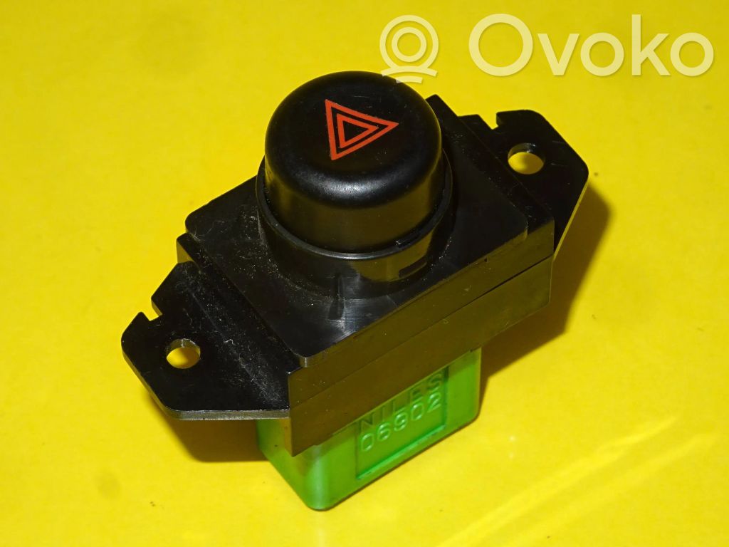Mitsubishi Colt Botón interruptor de luz de peligro 