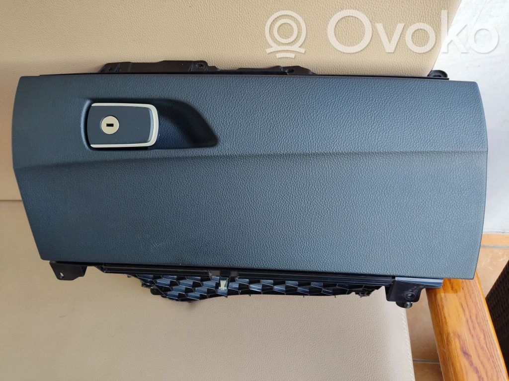 BMW 2 F22 F23 Mantu nodalījums 