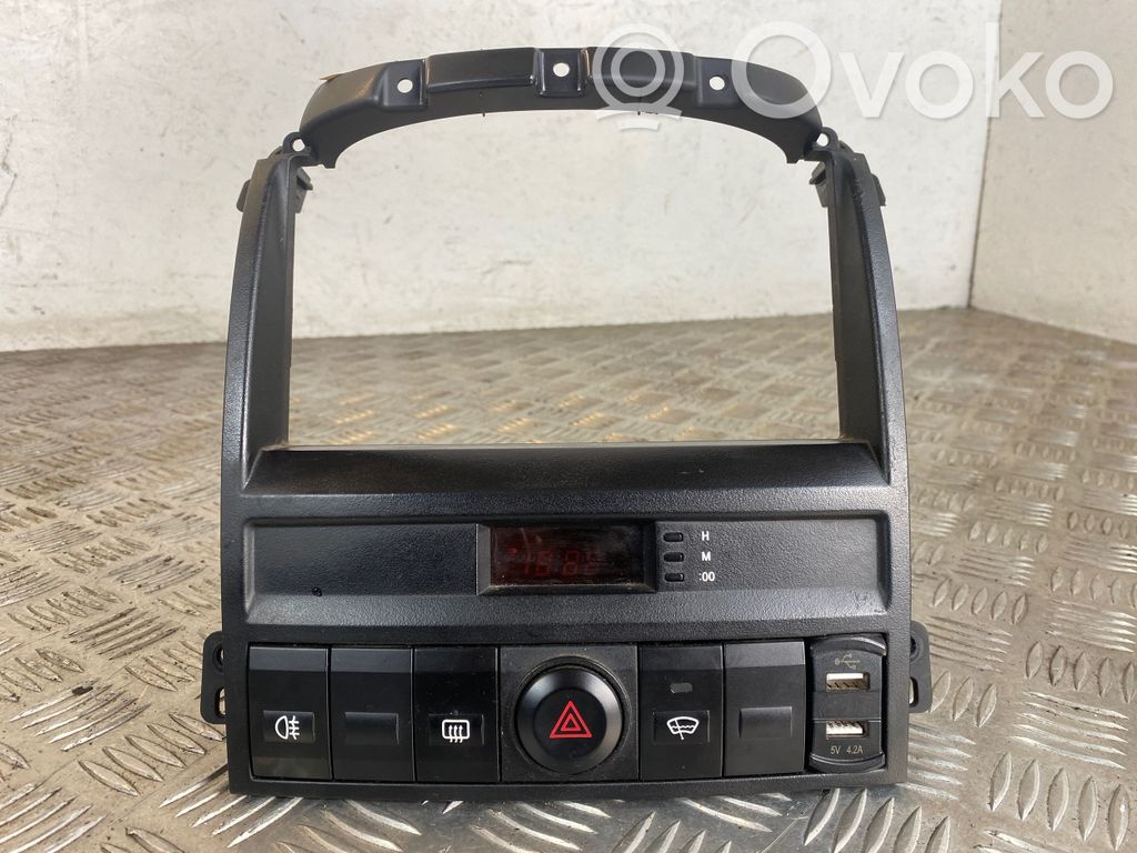 KIA Sorento Radio/GPS head unit trim 